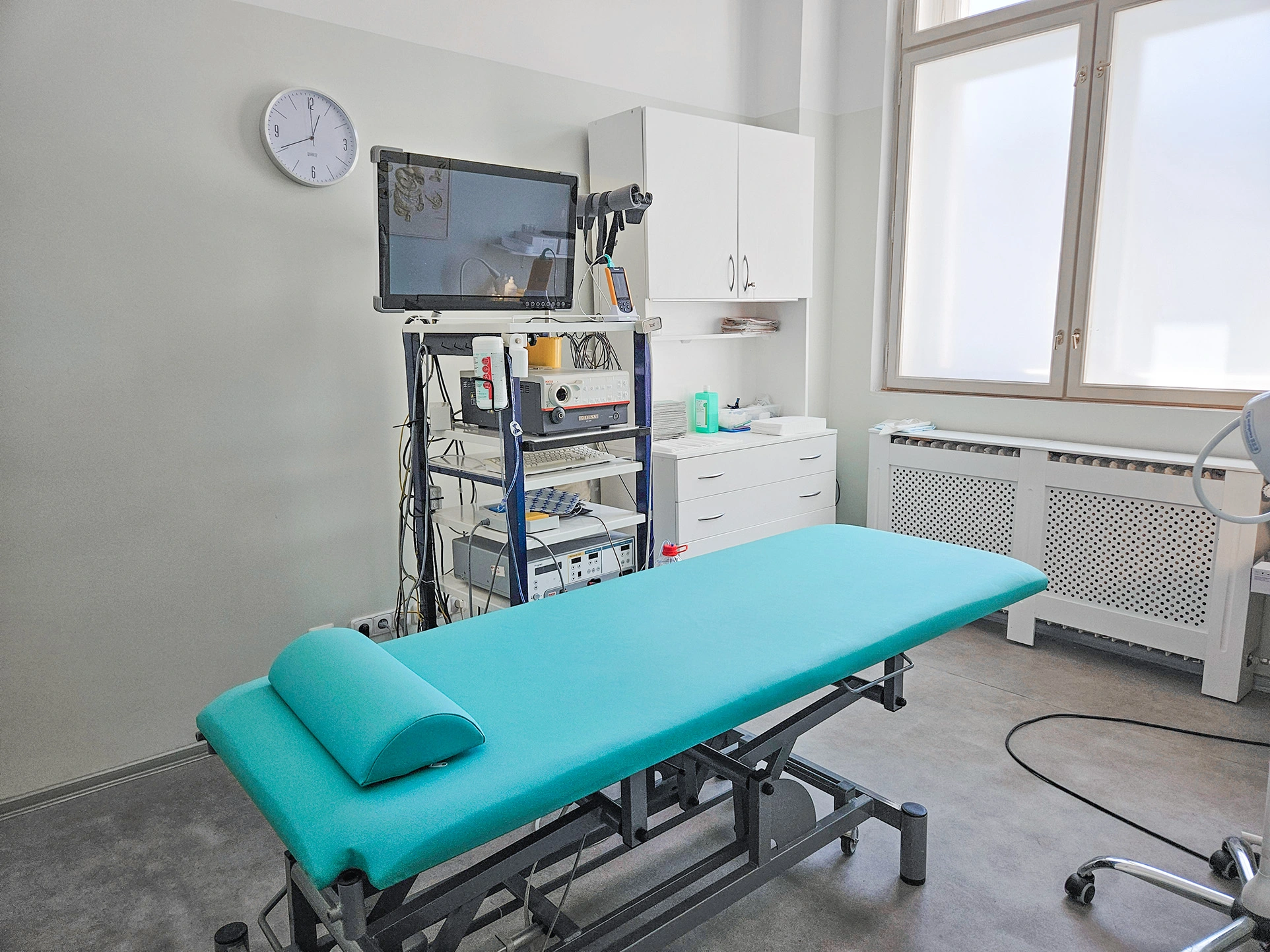 Moderně vybavená vyšetřovna s lůžkem